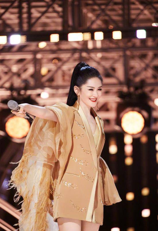 谢娜《乘风破浪》最终造型<strong></p>
<p>金色幸运币</strong>，金色礼服，送金色幸运