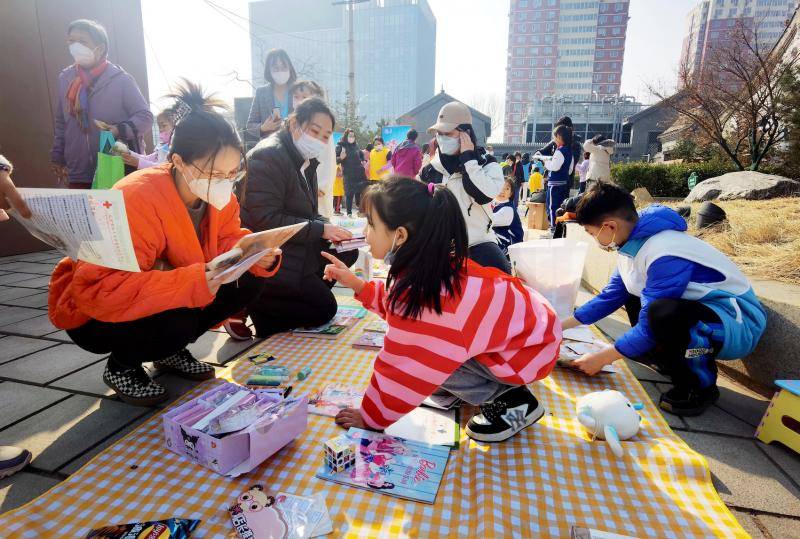 西城区椿树街道“百米红径 集享幸福椿树”红色集市开市