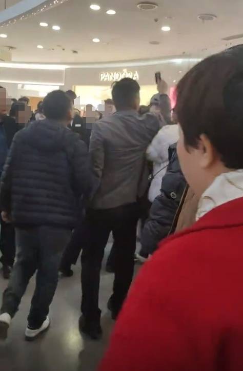 工资被折换成郑州一商场购物卡<strong></p>
<p>币圈问答</strong>，每月仅一天能使用，律师：以购物卡支付工资或涉嫌违法