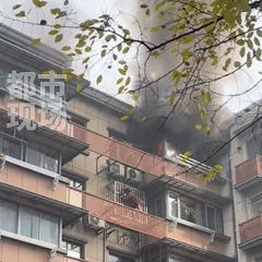 江苏南京一居民楼起火<strong></p>
<p>币圈泡沫</strong>，浓烟滚滚，一女子被困窗外！当地回应
