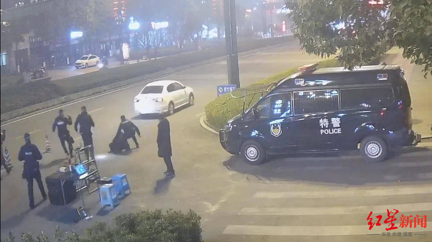 男子车内放疑似枪支遇检查强行冲卡致一辅警被拖行受伤<strong></p>
<p>5行币</strong>，已被抓获！“枪支”正在鉴定