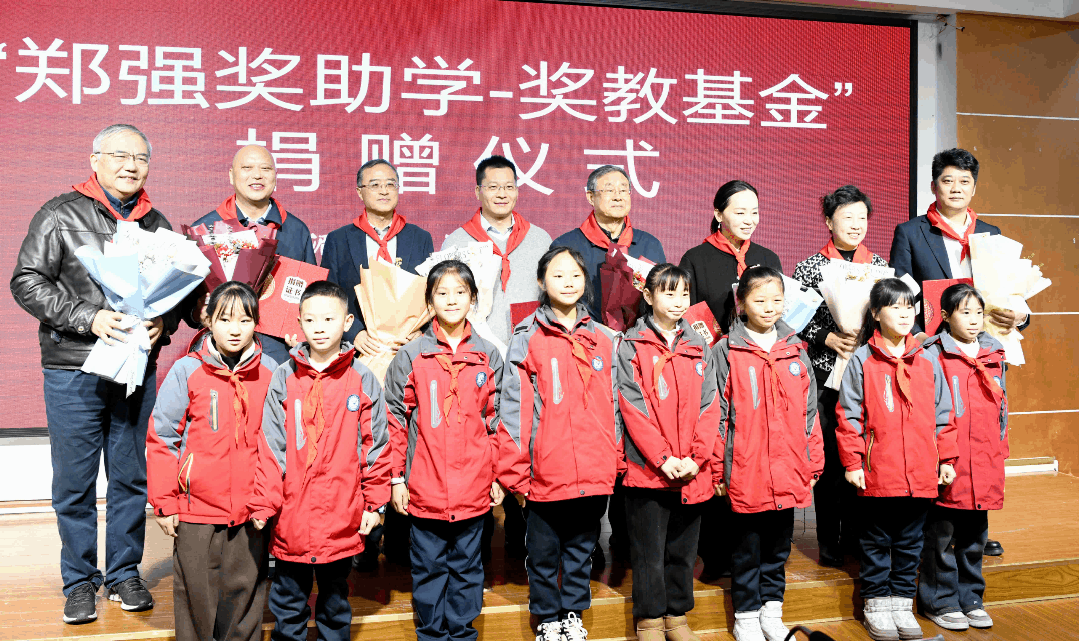 “网红教授”郑强重回贵州<strong></p>
<p>5行币</strong>，“郑强奖助学-奖教基金”已获捐赠416万余元