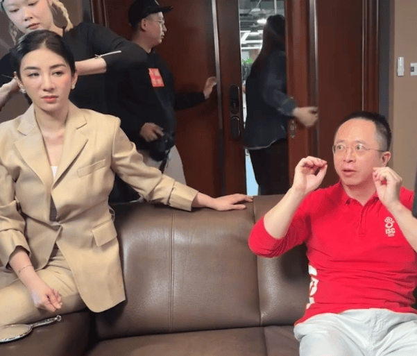 周鸿祎回应参演的短剧辣眼睛：黄奕诱惑<strong></p>
<p>辉王币</strong>我的剧情是DeepSeek设计的