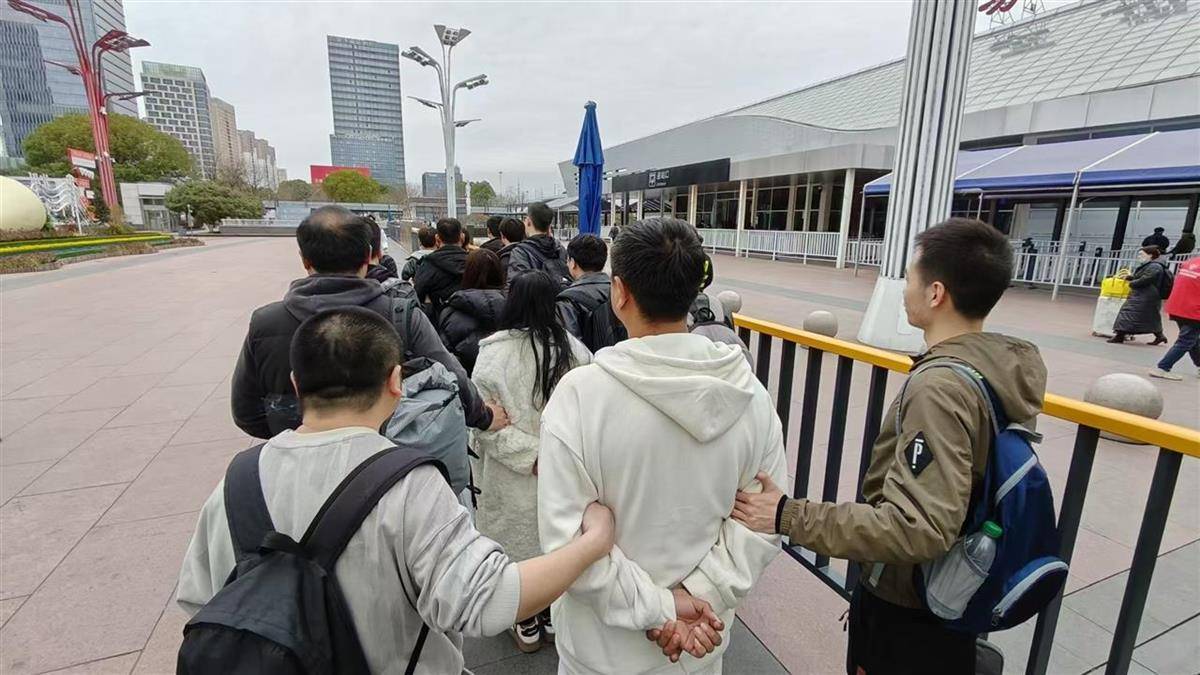 他发出的81万件快递全是电诈卡片<strong></p>
<p>坐以待币</strong>！武汉江岸警方破获特大诈骗案