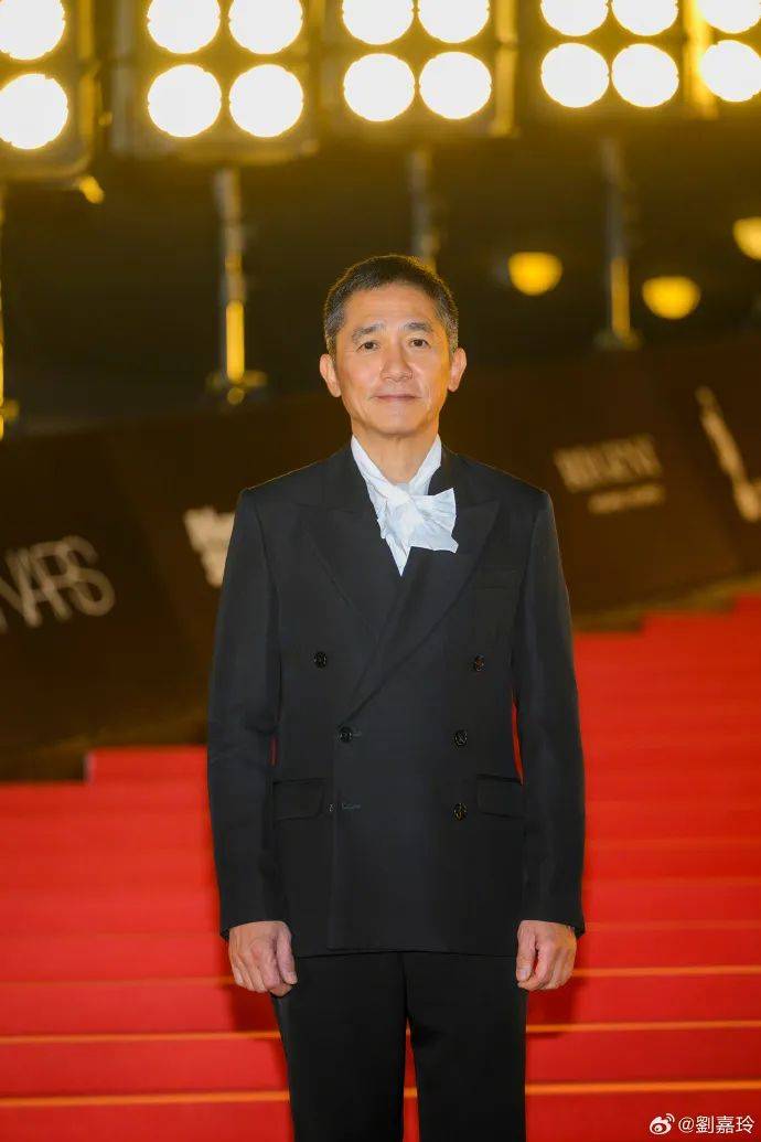 刘嘉玲连发10多张梁朝伟照片：他都不知道自己帅<strong></p>
<p>炒币交易网</strong>！头发白了也不肯染