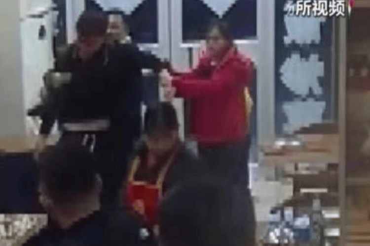 被打后还手是不是互殴<strong></p>
<p>币子</strong>？“小案”也适用正当防卫