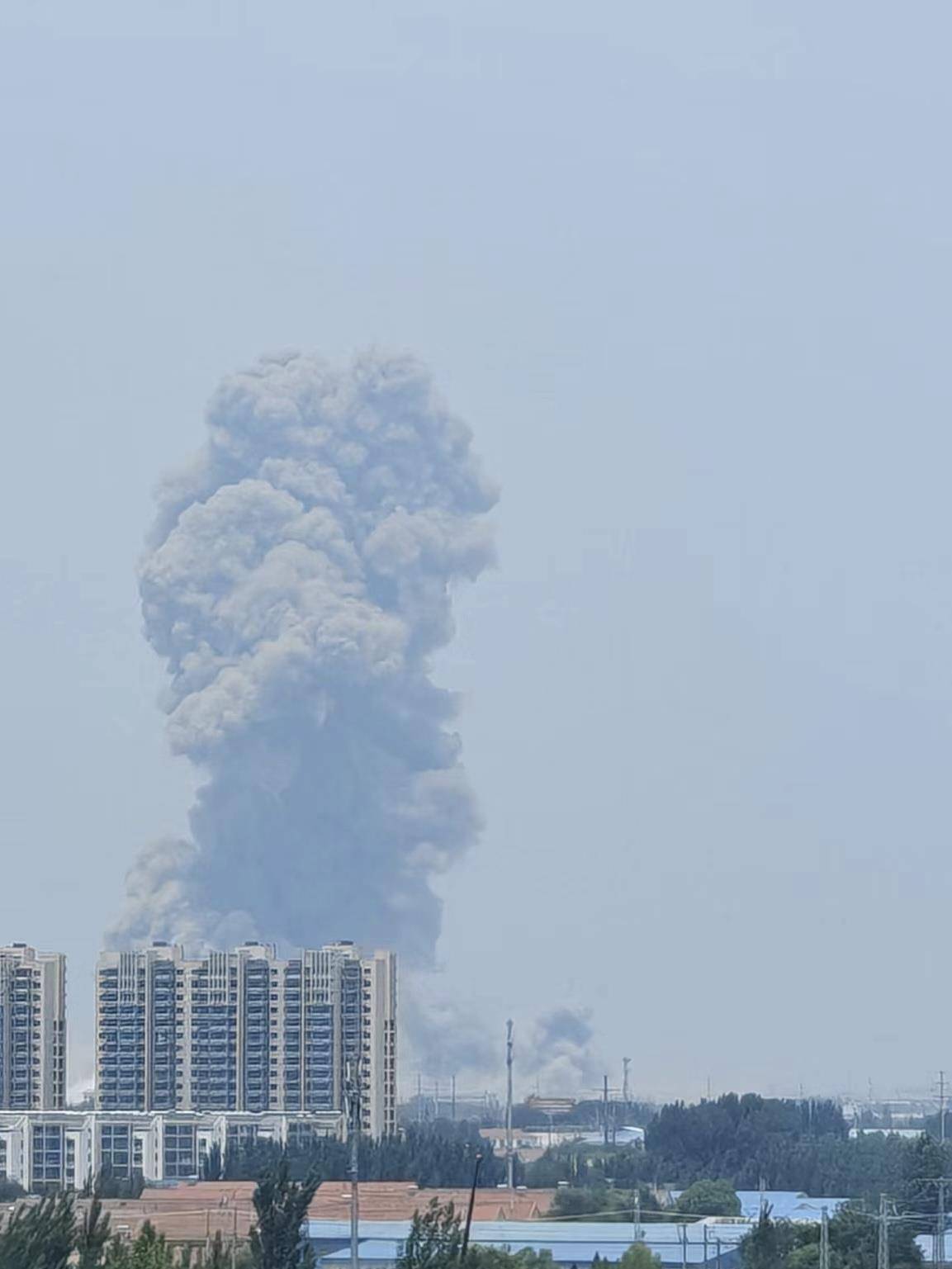 山东高密一化工车间发生爆炸<strong></p>
<p>全球供应链炒币</strong>，一公里外饭店窗户被震碎，当地：现场已疏散完毕，具体情况核实中