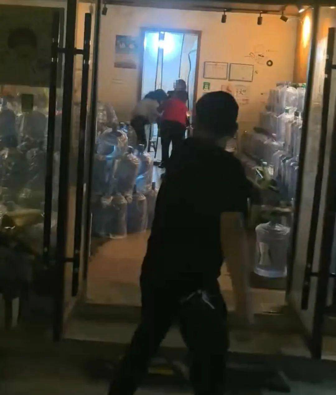 侄女与姑姑争祖父留下的门面<strong></p>
<p>币圈早知道</strong>，长沙租客“躺枪”：我被打了，店也被锁了！