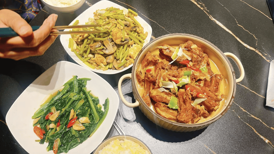 “包月800<strong></p>
<p>欧洲</strong>，不谈恋爱”，上门做饭的年轻人有多抢手
