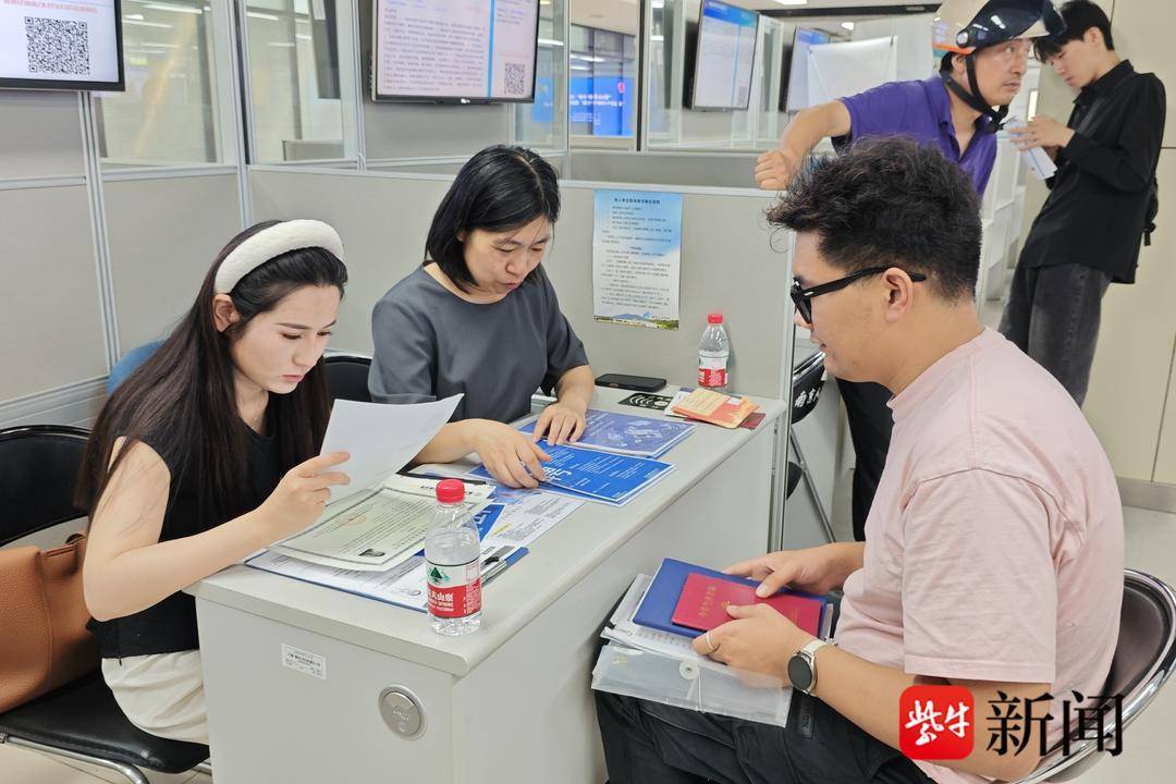 25岁小伙带一沓证书应聘！南京高校毕业生招聘会火爆<strong></p>
<p>亚洲</strong>，HR：这样的简历很加分