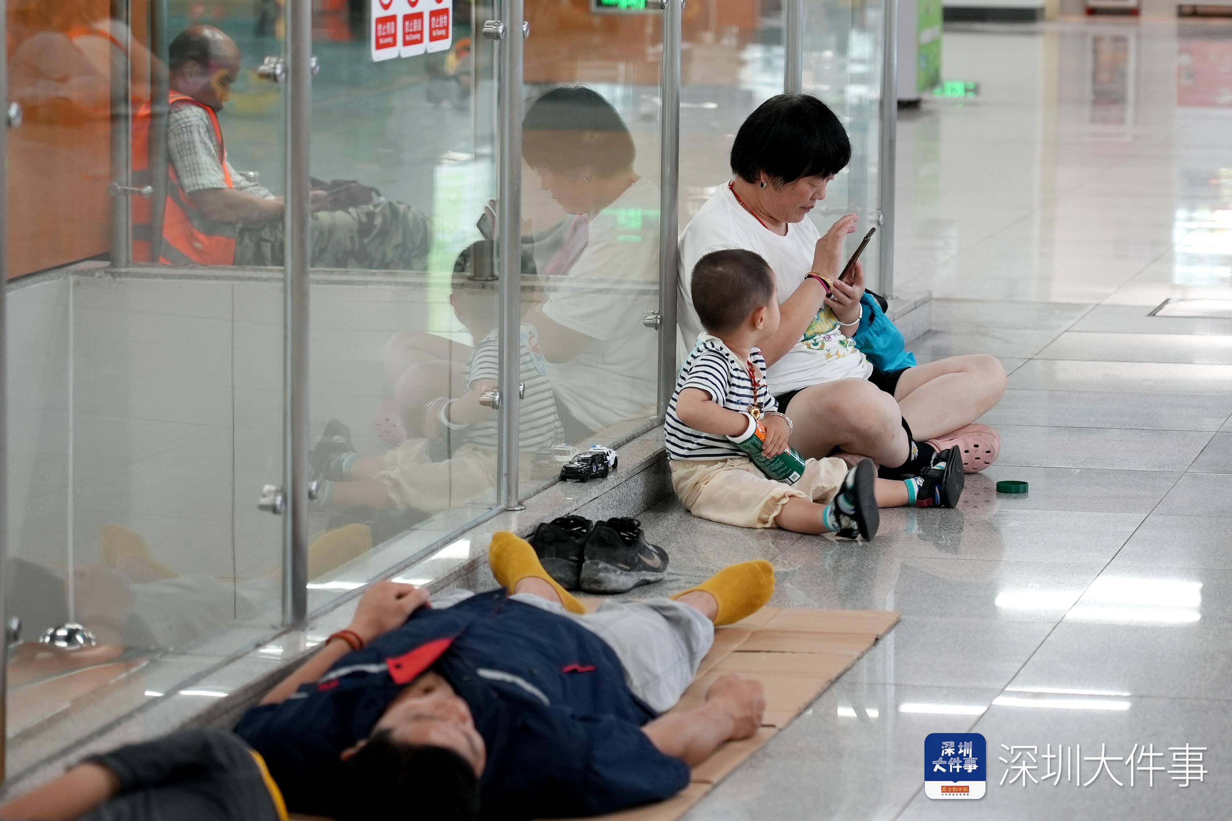 纳凉区有座椅、读书角<strong></p>
<p>tokenpocket钱包官网</strong>，深圳地铁站成市民“清凉驿站”