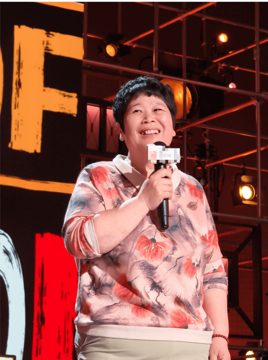 “绝经和出道同时来？”上海街头惊现她的巨幅海报<strong></p>
<p>钱包安卓下载</strong>！网友：笑着笑着就哭了
