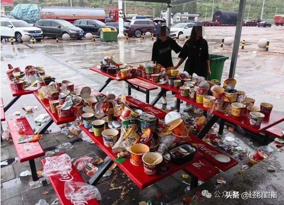 河北张家口一高速服务区垃圾成灾<strong></p>
<p>web3</strong>，休息区桌椅上堆满泡面桶，官方回应