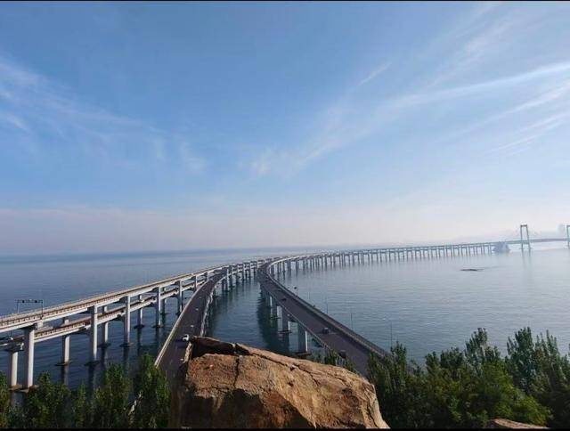 大连一跨海大桥观景台有游客翻栏杆踩空心造景石拍照<strong></p>
<p>xmr币</strong>，当地回应