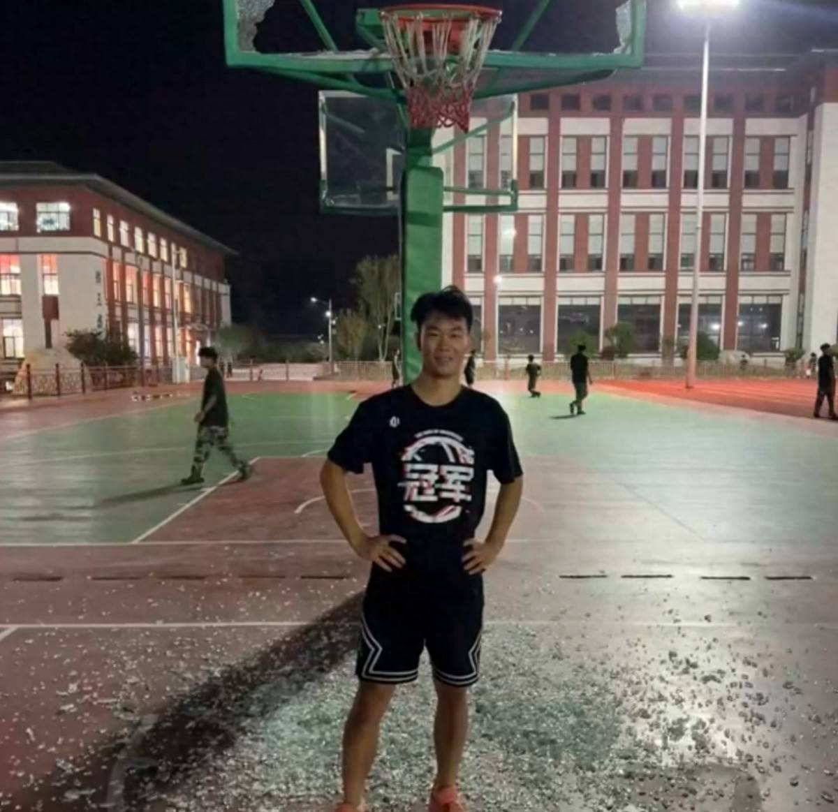 郑州178厘米大学生扣碎篮板<strong></p>
<p>稳定币usdt</strong>，校方：说明弹跳力好！学校出资购买新篮板，已安装好