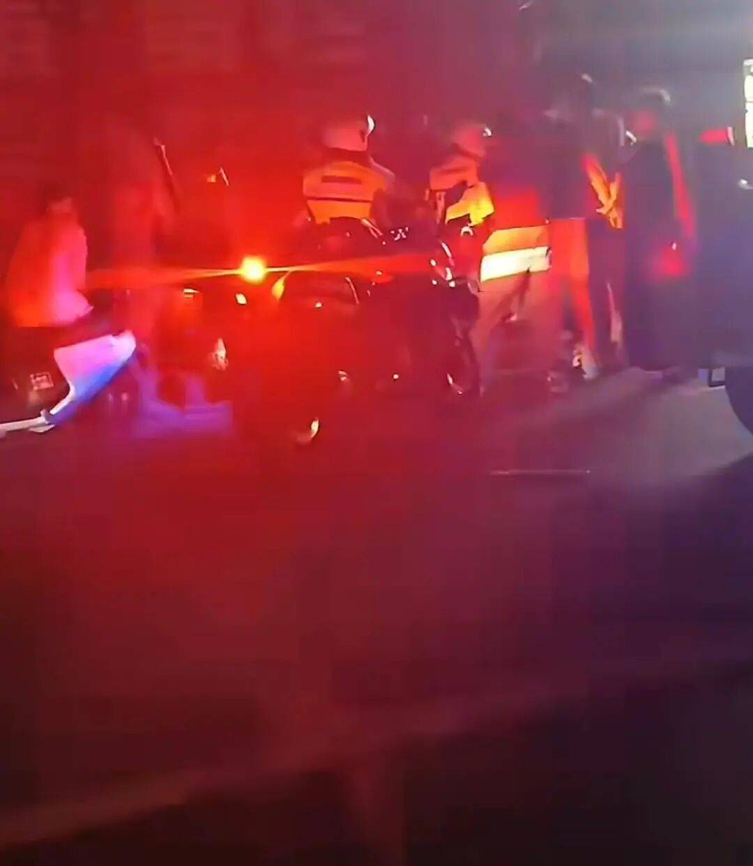 赣州警方通报“一餐饮店深夜多人打架斗殴”：2人酒后与邻桌发生冲突<strong></p>
<p>algo币</strong>，用酒瓶砸伤对方，并取刀致对方轻伤，涉案人员已被采取强制措施
