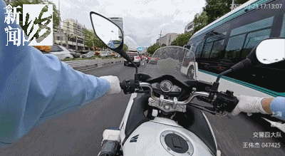 事发上海晚高峰！汹涌车流中<strong></p>
<p>atom下载</strong>，一男子绝望跳车，直奔民警而去……