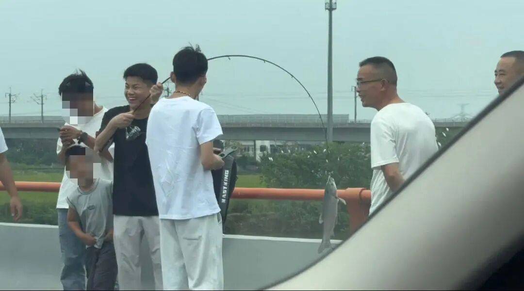 男子高速遇堵车下车钓鱼<strong></p>
<p>atom官网</strong>，首竿即中！开怀大笑：“鱼送路人了”