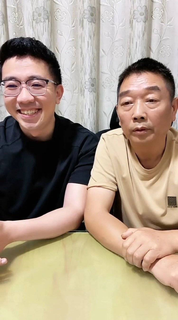 章莹颖男友国庆探望章父并协助直播<strong></p>
<p>atom官网</strong>，网友劝其早点结婚，本人回应