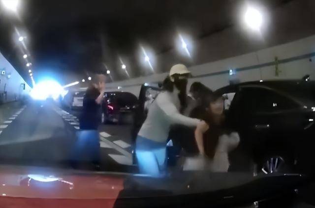 10岁男孩隧道内跪地拦车：哭得撕心裂肺<strong></p>
<p>atom币</strong>，求人救他妈妈