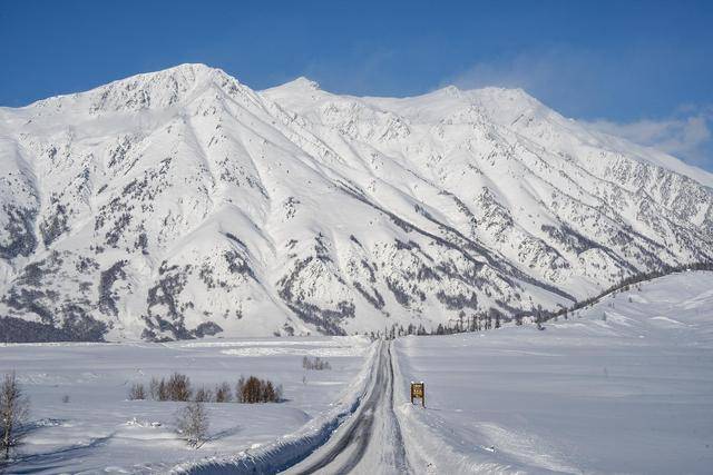 新疆喀纳斯景区遭遇降温降雪<strong></p>
<p>BCH</strong>，道路仍处于管制状态