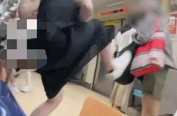73岁老太地铁逼年轻人让座<strong></p>
<p>BCH</strong>，被一脚踹飞！次日在超市闹事被捕，一查竟是通缉犯！