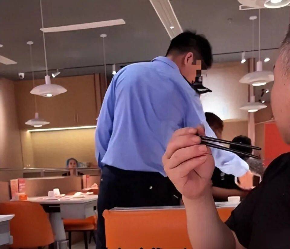 小伙和女友餐厅吃饭<strong></p>
<p>bch价格</strong>，被民警赶来戴铐带走；警方回应：其女友与一离家女孩“撞脸”，错抓已道歉
