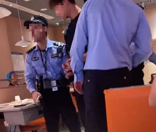 小伙和女友餐厅吃饭<strong></p>
<p>bch价格</strong>，被民警赶来戴铐带走；警方回应：其女友与一离家女孩“撞脸”，错抓已道歉
