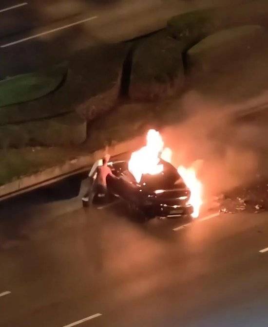 小米汽车失控起火司机遇难<strong></p>
<p>DAI</strong>，目击者称车速150km/h，实探事故地：燃烧留下的印记仍在