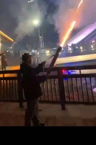 10岁男孩被烟花击中头部身亡<strong></p>
<p>DAI</strong>,14岁嫌疑人被告上法庭,最新进展→