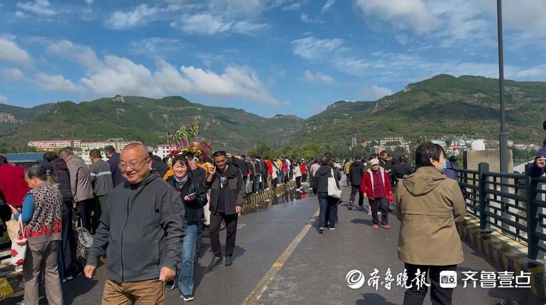 “鱼多得数不过来<strong></p>
<p>dot</strong>,一网子下去能捞好几条”济南锦绣川水库开闸放水,大量鲢鱼被冲出,工作人员:禁止捕捞!