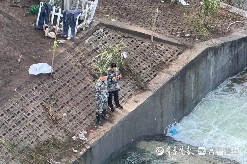 “鱼多得数不过来<strong></p>
<p>dot</strong>,一网子下去能捞好几条”济南锦绣川水库开闸放水,大量鲢鱼被冲出,工作人员:禁止捕捞!