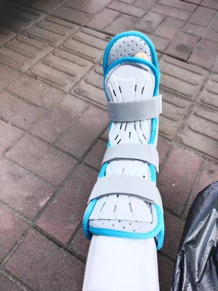 “至少150斤倒在我身上”<strong></p>
<p>dot</strong>，餐饮员工搬运冻鸡腿被砸伤，认定工伤遭企业推诿，涉事公司、人社局回应