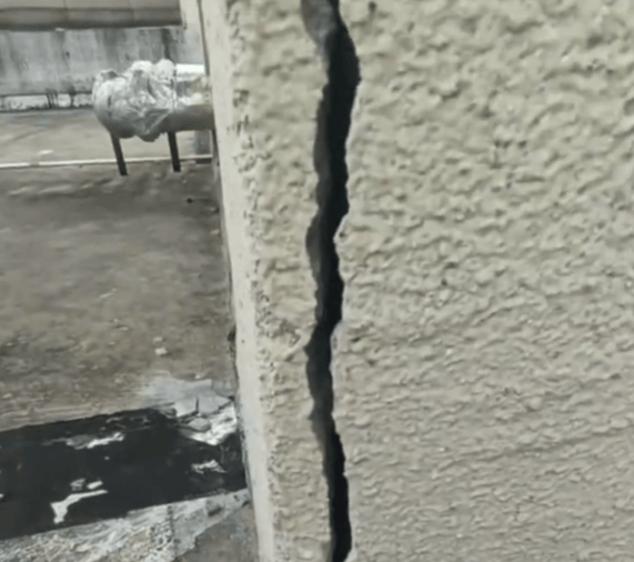 安徽一业主私挖300平米地下室致32户房屋开裂<strong></p>
<p>dot</strong>,律师:承担各项责任,严重可追刑责