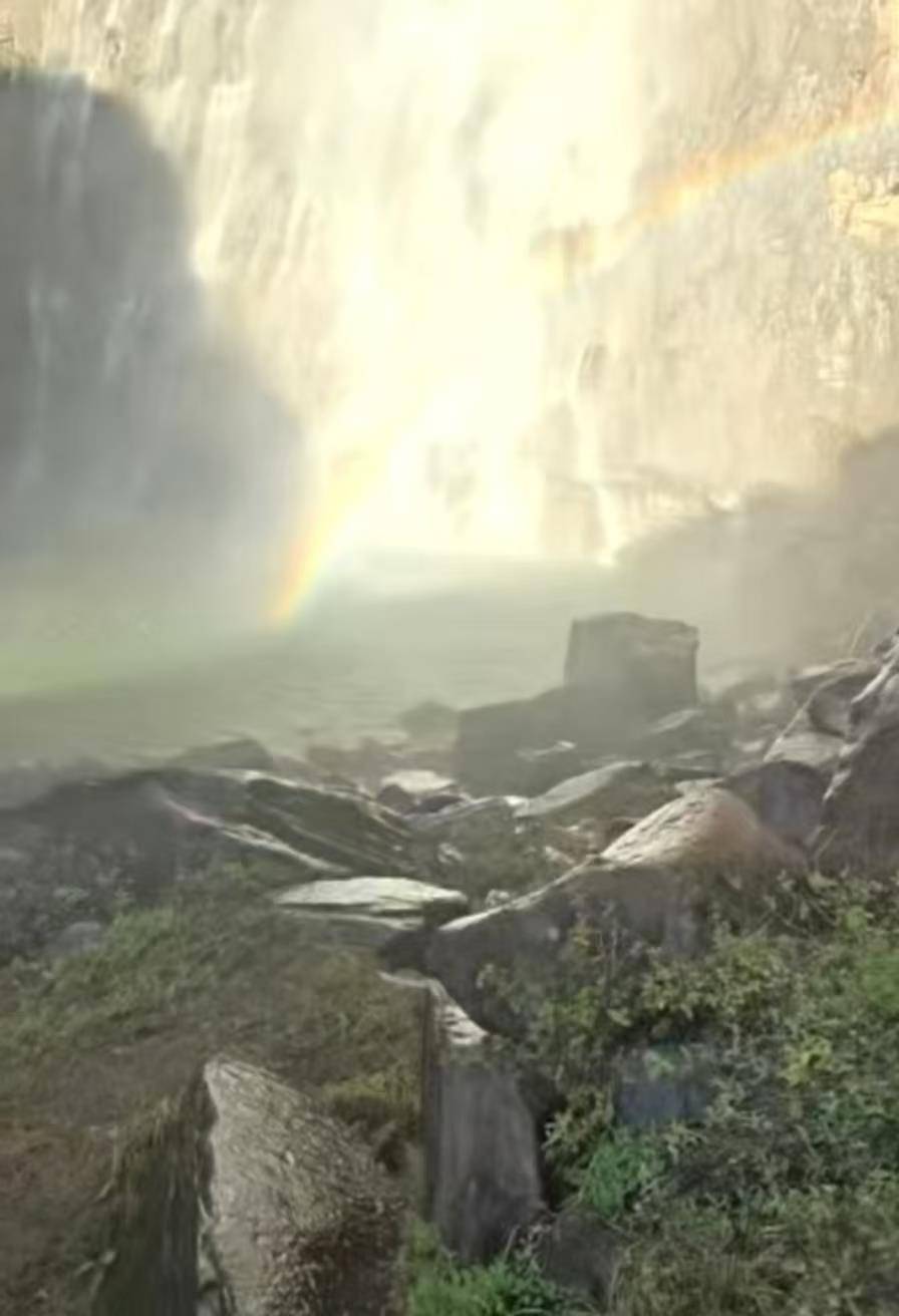 在南太行瀑布拍照时坠崖男大学生确认身亡<strong></p>
<p>dot</strong>,救援人员:潜入水潭3米深处找到遗体,已转交给家属