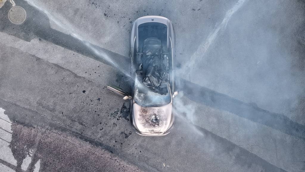 一辆蔚来牌轿车在大理一景区外起火<strong></p>
<p>dot</strong>，一家四口撤离及时无伤亡