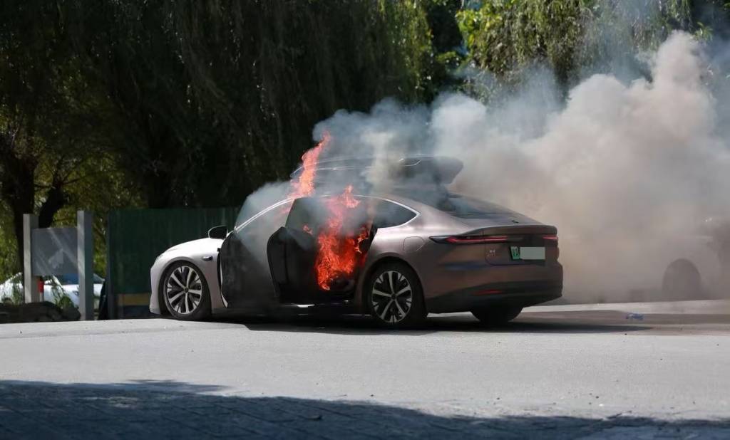 一辆蔚来牌轿车在大理一景区外起火<strong></p>
<p>dot</strong>，一家四口撤离及时无伤亡