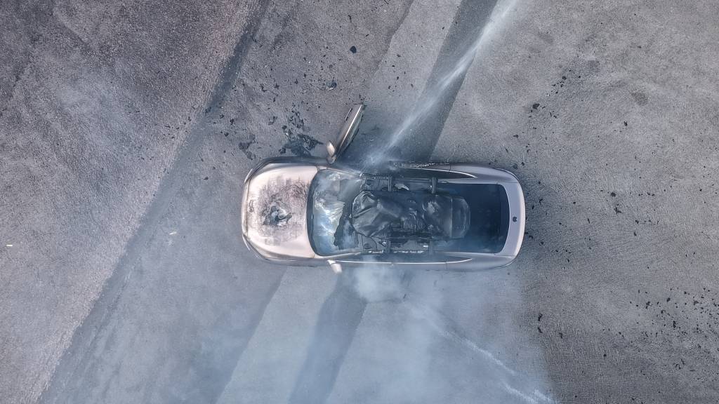 一辆蔚来牌轿车在大理一景区外起火<strong></p>
<p>dot</strong>，一家四口撤离及时无伤亡