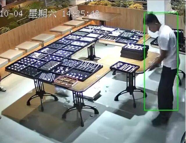 苏州一20岁店员不小心摔碎一盒玉镯损失百万<strong></p>
<p>FIL</strong>，老板未要赔偿安慰小伙别有压力