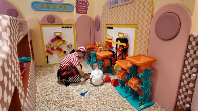 海底捞<strong></p>
<p>FIL</strong>，和西贝“抢娃”