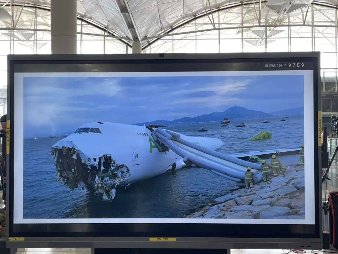 机身断成两截<strong></p>
<p>fil今日行情</strong>,2名遇难者在海下约7米处被找到,巡逻车在飞机跑道外被撞进海里,香港机场飞机坠海事故更多细节披露