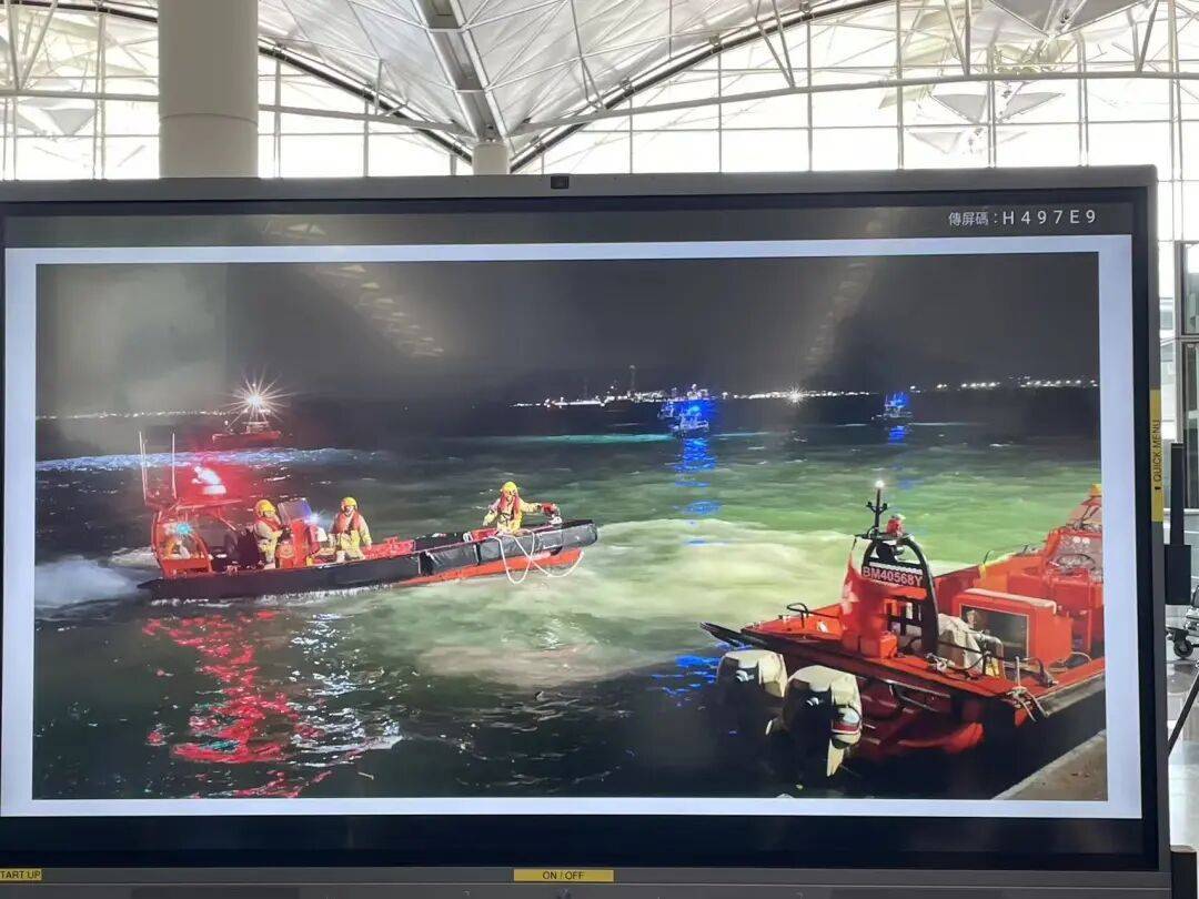 机身断成两截<strong></p>
<p>fil今日行情</strong>,2名遇难者在海下约7米处被找到,巡逻车在飞机跑道外被撞进海里,香港机场飞机坠海事故更多细节披露