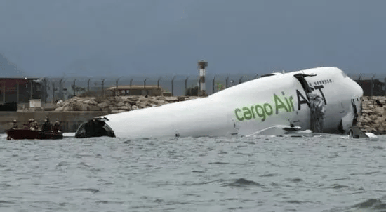 机身断成两截<strong></p>
<p>fil今日行情</strong>,2名遇难者在海下约7米处被找到,巡逻车在飞机跑道外被撞进海里,香港机场飞机坠海事故更多细节披露