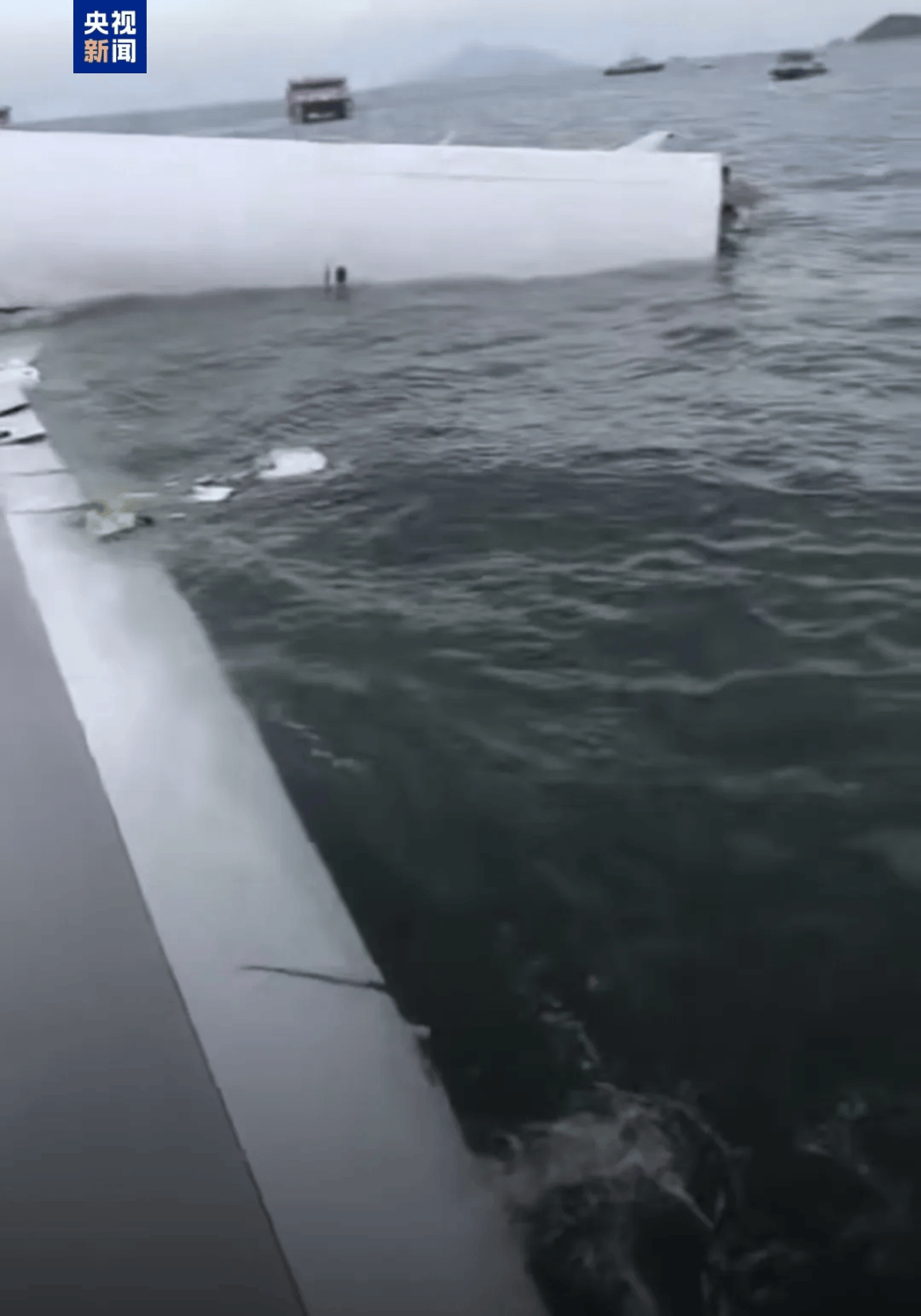 机身断成两截<strong></p>
<p>fil今日行情</strong>,2名遇难者在海下约7米处被找到,巡逻车在飞机跑道外被撞进海里,香港机场飞机坠海事故更多细节披露