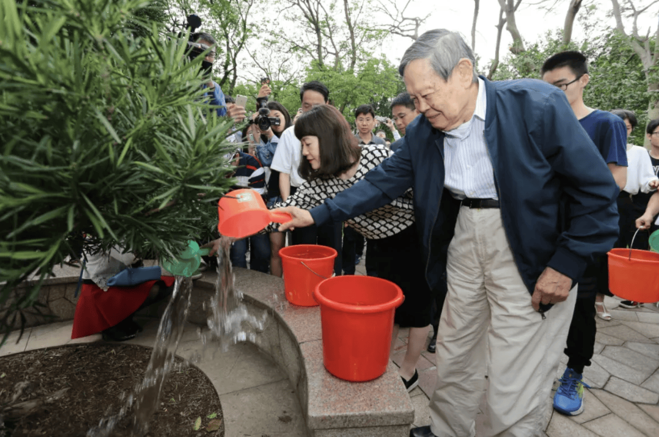 杨振宁为什么连续32年担任东莞理工学院名誉校长<strong></p>
<p>fil今日行情</strong>？