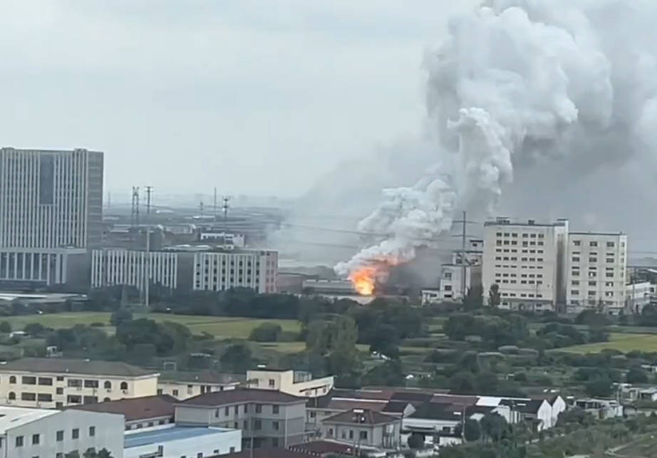 江苏一化工厂发生火灾<strong></p>
<p>fil今日行情</strong>,现场燃起冲天浓烟街道被烟雾笼罩,当地:将通报,未致人员伤亡