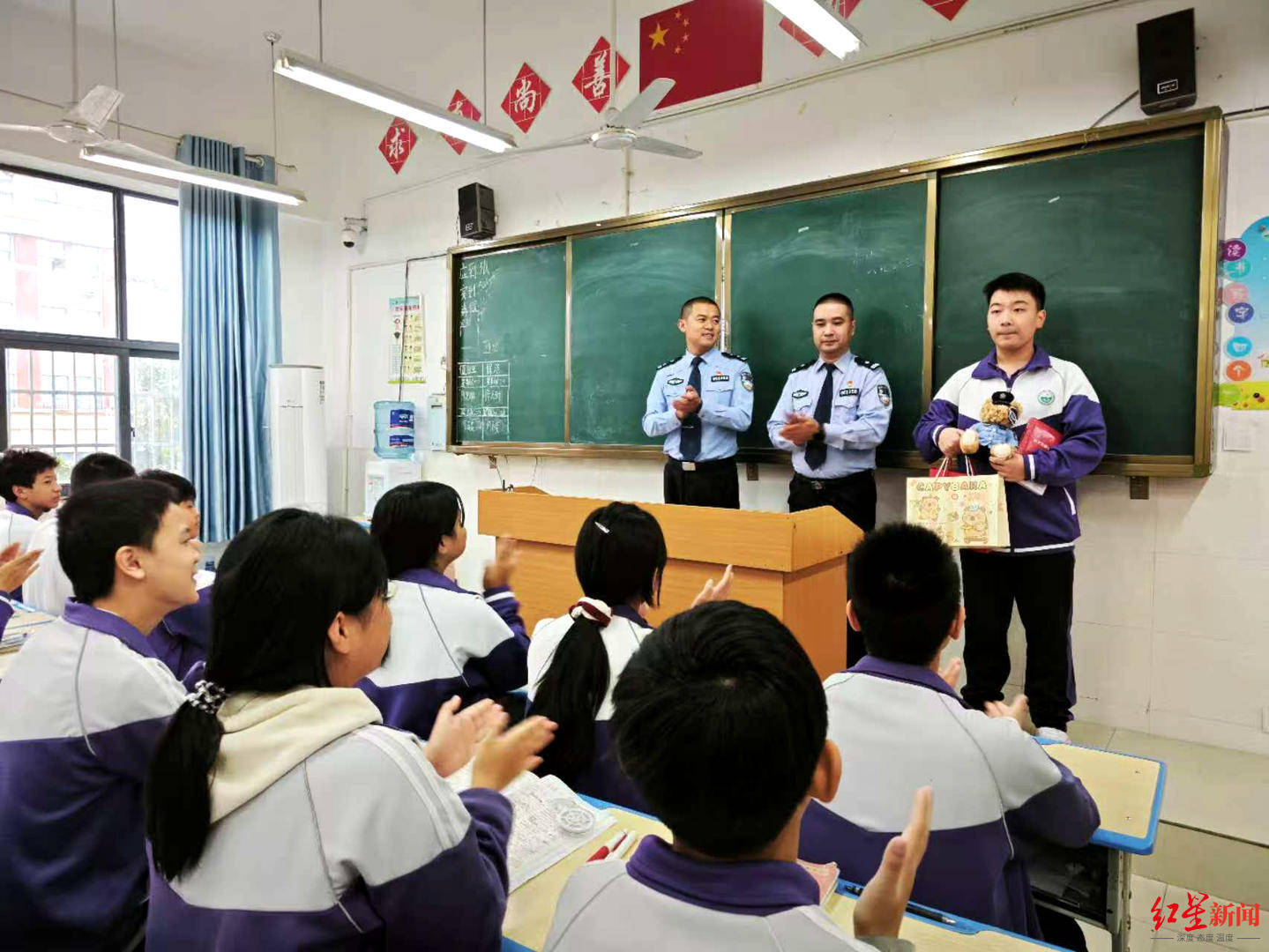 初二男生捡到1.4万余元现金<strong></p>
<p>fil价格</strong>,淡定拍视频后报警物归失主,民警送“奖”到校园