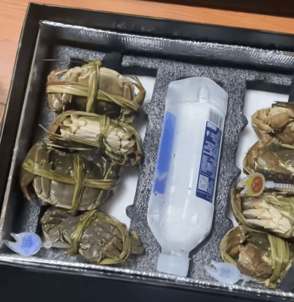 消费者花400元买到臭蟹客服建议蘸醋吃<strong></p>
<p>fil价格</strong>,“包退包赔”的售后执行严苛,网红蟹太太信任危机凸显,被协会除名屡遭行政处罚