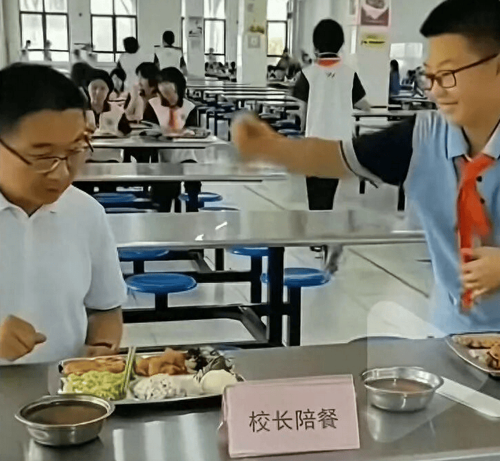 因“被学生抢鸡排”走红的校长病逝<strong></p>
<p>fil币价格</strong>，其子：月初刚做心血管手术，约千人赶来送最后一程