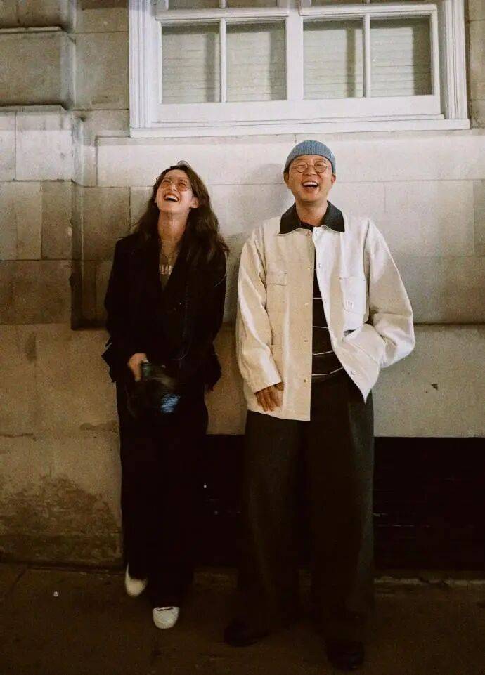 杜海涛章泽天伦敦看展合影<strong></p>
<p>fil币价格</strong>，网友直呼神奇：没想到他俩还认识